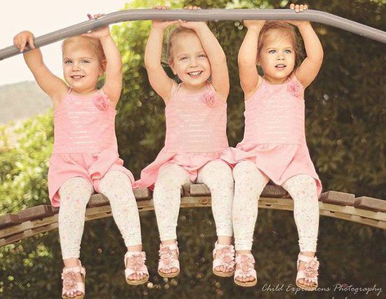 萌化了!英国母亲为三胞胎女儿拍甜美写真