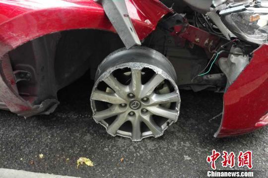 酒驾男跑失踪两车胎浑然不知 “光脚”撞翻环卫车