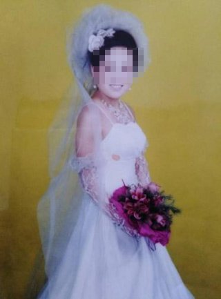 陕西卡脖身亡妊妇丈夫:栏杆还在妻子孩子没了