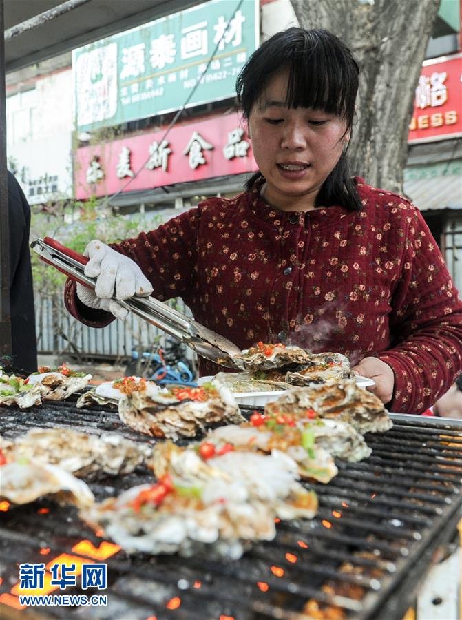 三胞胎女儿全患脑瘫 母亲摆摊卖生蚝救女