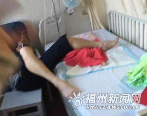 男人把腿压在病婴身上玩手机 称给婴儿助眠