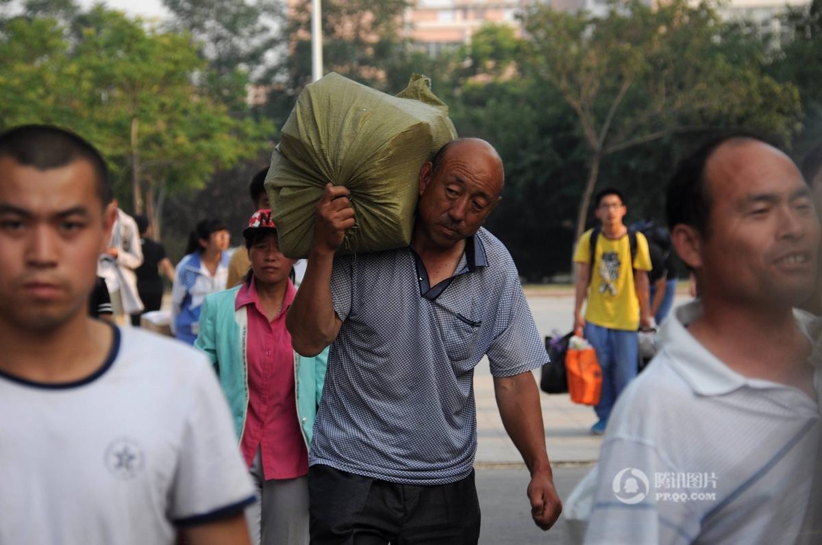 高考竣事 各地家长肩扛行李接孩子离校赛春运