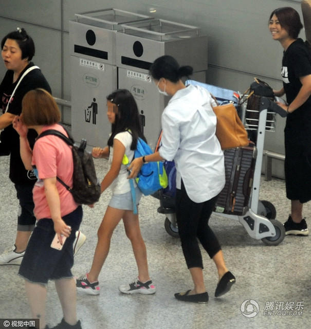 素颜那英赐顾帮衬9岁女儿 小姑娘迈步尽显大长腿