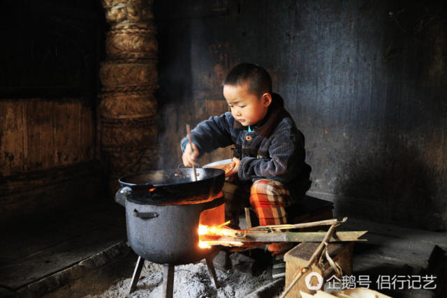 实拍山区留守儿童丰硕的早餐:咸菜加白饭