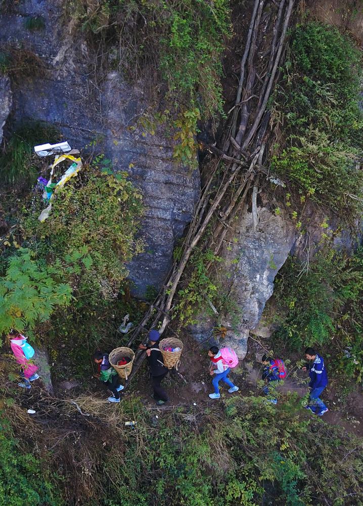 四川峭壁村新天梯修好孩子们安然回家