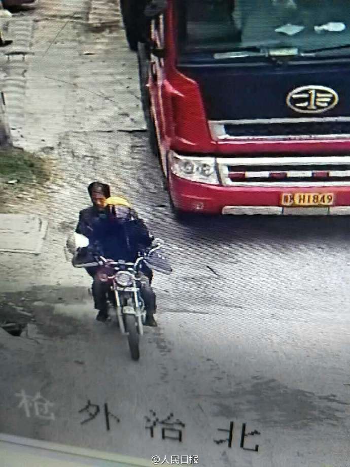 男婴在母亲怀里被抢走 警方7小时抓获3名嫌犯