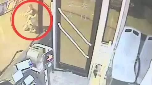 孩子突发疾病 父亲穿短袖光脚在陌头跪地拦车
