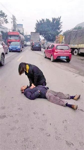 白叟倒地晕厥无人敢扶 怀孕女医生跪地急救