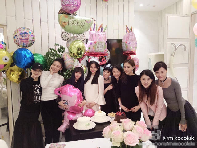 Baby挺肚为老友庆生 素颜出镜 孕妈美美哒