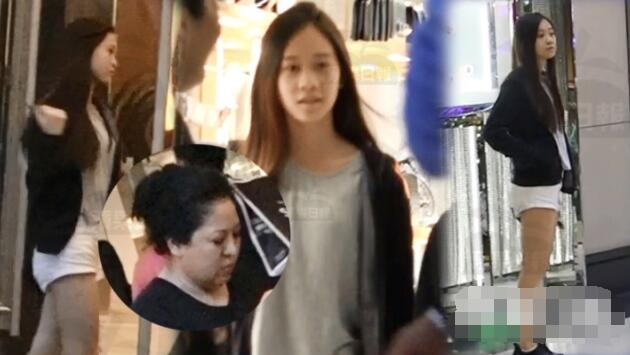 李连杰13岁小女儿罕有出镜 美腿惹眼 亭亭玉立