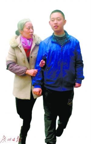 儿子出车祸变植物人 35岁妈妈一月后鹤发苍苍