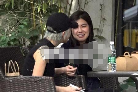 王菲要有第三个女儿了？女儿当街慎密亲密热吻