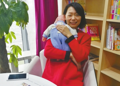 成都80后大学教员“炼”成月嫂 身价3万元