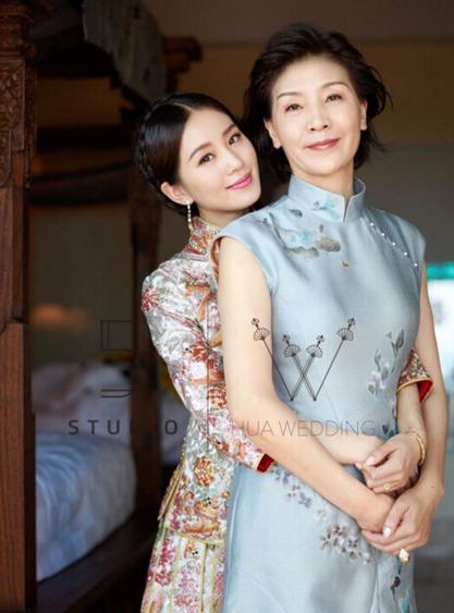 46岁吴奇隆亲48岁岳母时，刘诗诗爸爸说了这句话