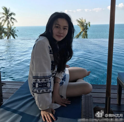 邱淑贞女儿泳池边秀美腿 持续妈妈好基因