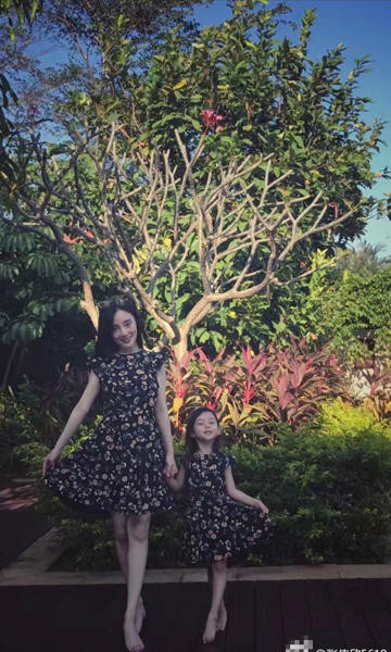 甜馨李小璐穿母女裙 齐露美腿女神范十分乖巧