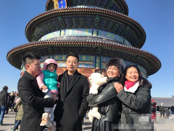 汪小菲带儿女游天坛 张兰与大S妈妈慎密亲密似姐妹
