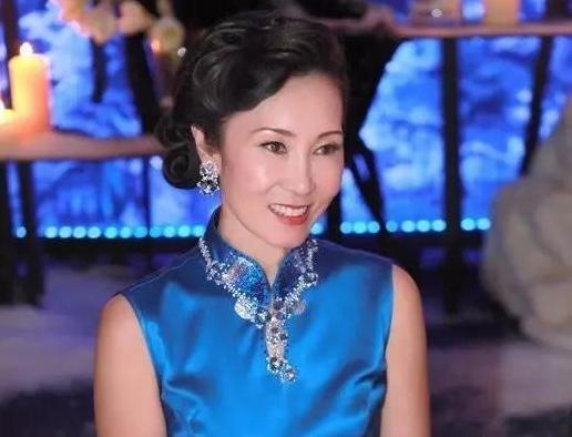 王思聪妈妈原本这么美 与刘嘉玲同框一点不减色