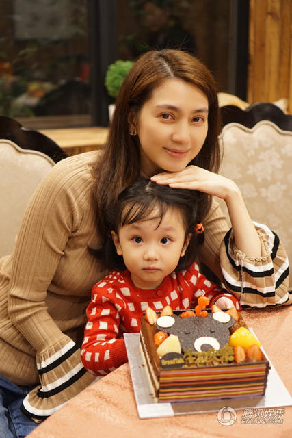张丹峰一家齐聚 为女儿张晞彤庆生