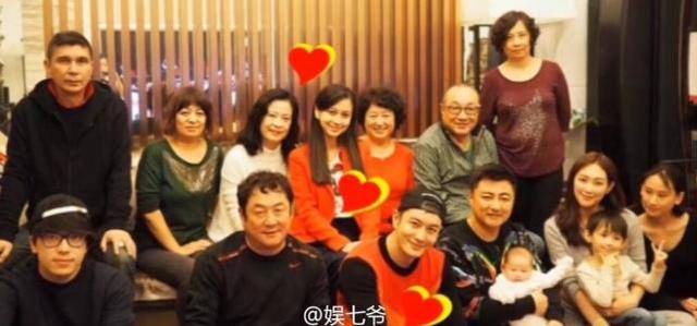 Angelababy全家福曝光 妈妈和婆婆相伴摆布
