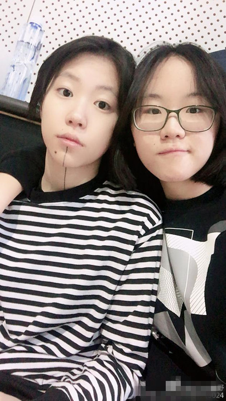 窦唯小女儿学窦靖童努目 叹画风纷歧 抛却