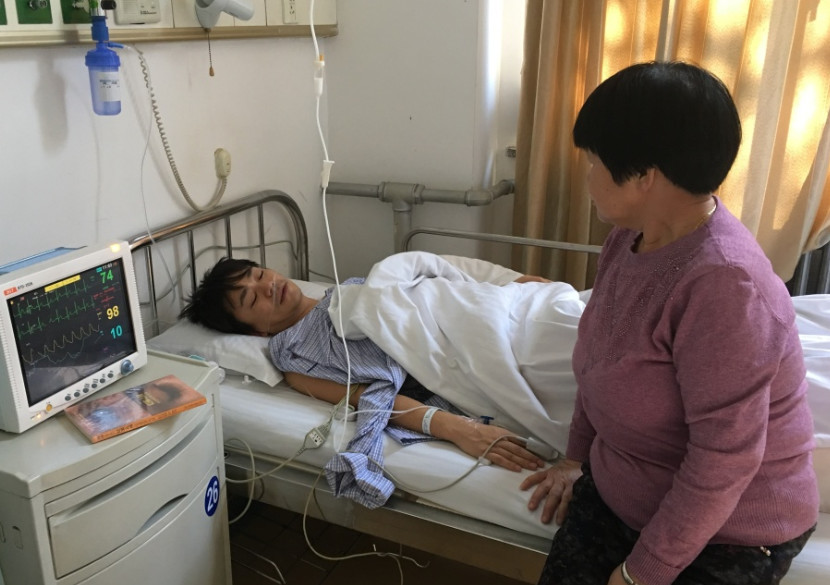 王宝强进院 掏出小腿钢板 有妈妈陪伴很幸福