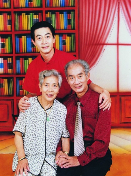 六小龄童发旧照悼念亲人 父子相像如一人