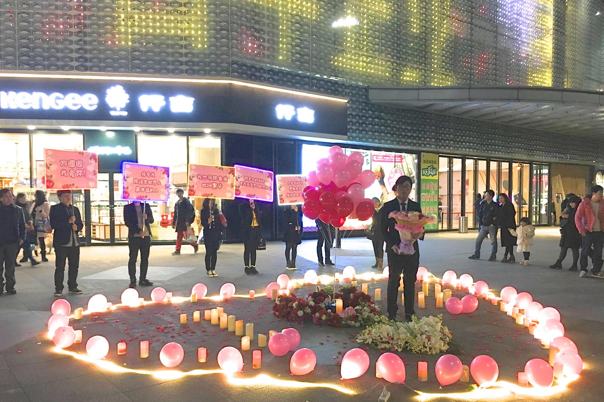 小伙浪漫求婚 苦等五小时 最后被爸爸领走