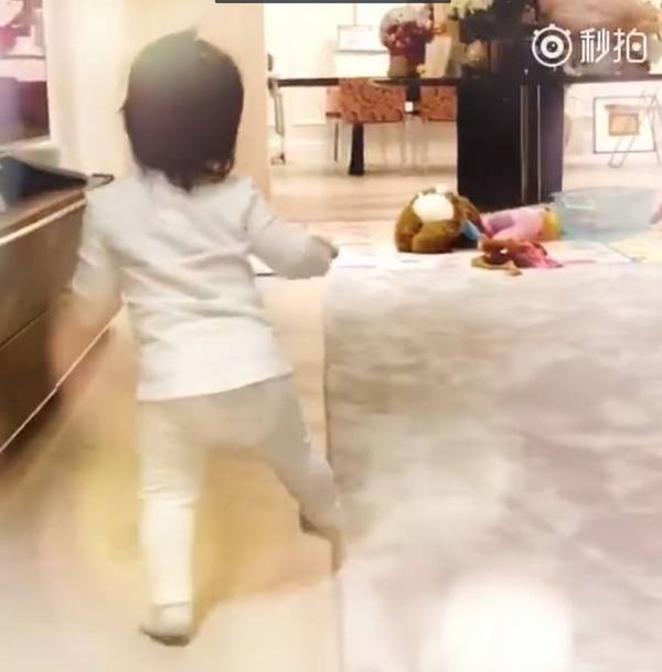 章子怡女儿会走路了！摇手摆臀萌翻世人