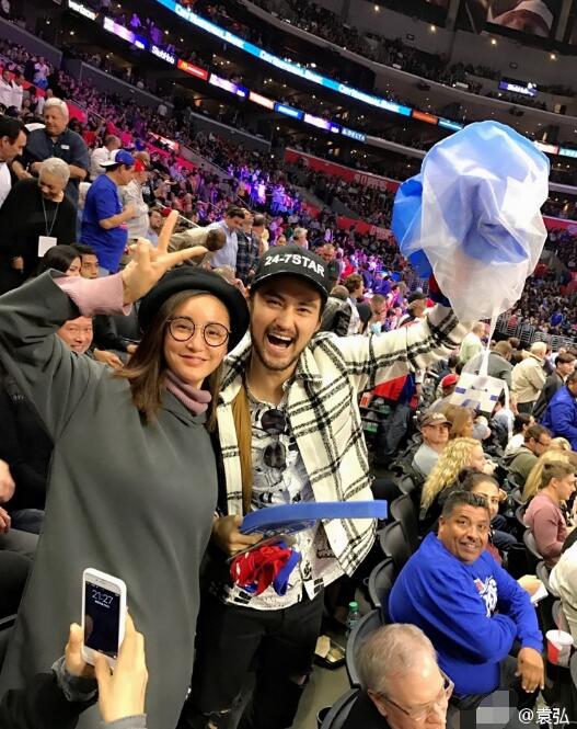 袁弘佳耦现场看NBA 张歆艺穿戴宽松飘孕味