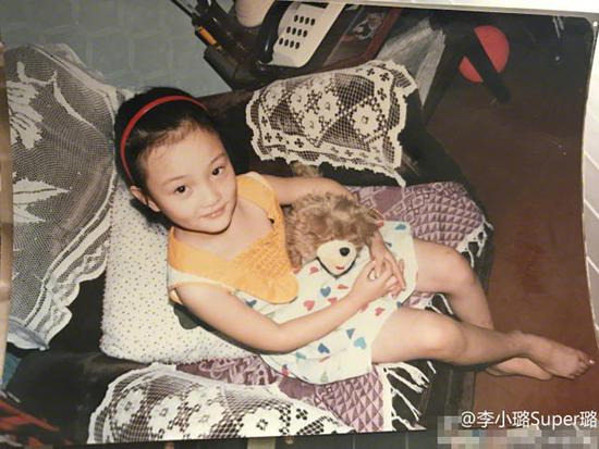 李小璐晒童年时可爱旧照 小时辰的她好甜美