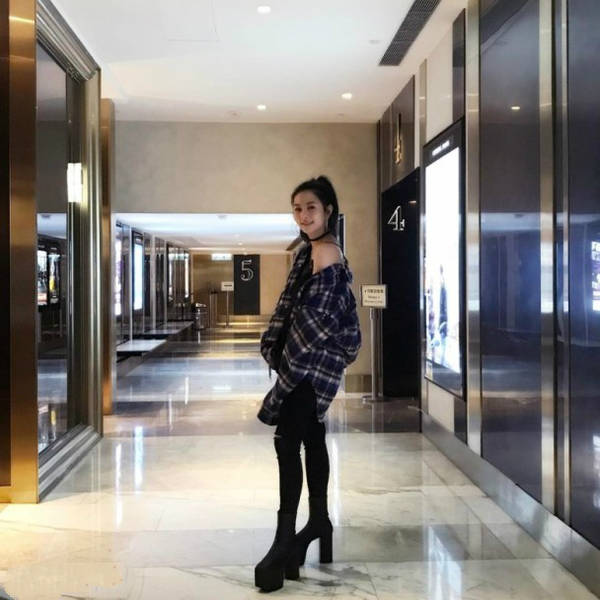 邱淑贞女儿越大越撩人 不外这鞋子太为难了