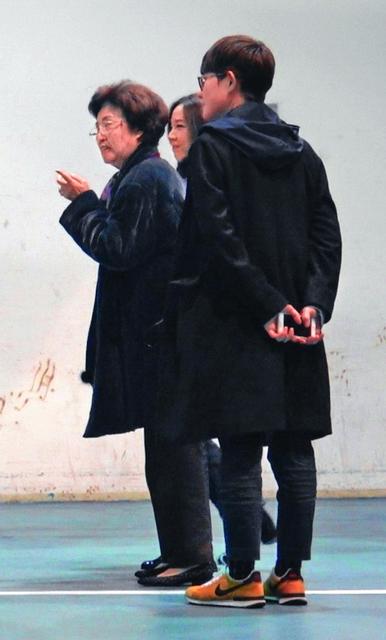 庾澄庆带怀孕5月妻子现身 女方贴心伺候婆婆