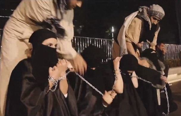 “伊斯兰国”暴行:女人在自己孩子面前被性侵