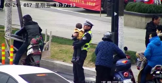 杭州：女子骑车被撞昏 未婚***抱娃批示交通