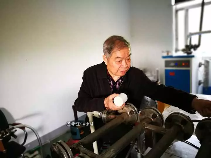 老爸亏100万!女儿又拿300万支撑他理想:花得值