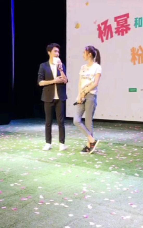 家传站姿!杨幂招牌站姿原本和爸爸一模一样