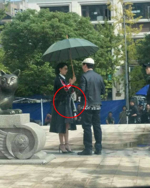 怀二胎了?佟丽娅拍戏被偶遇 小腹显著凸起