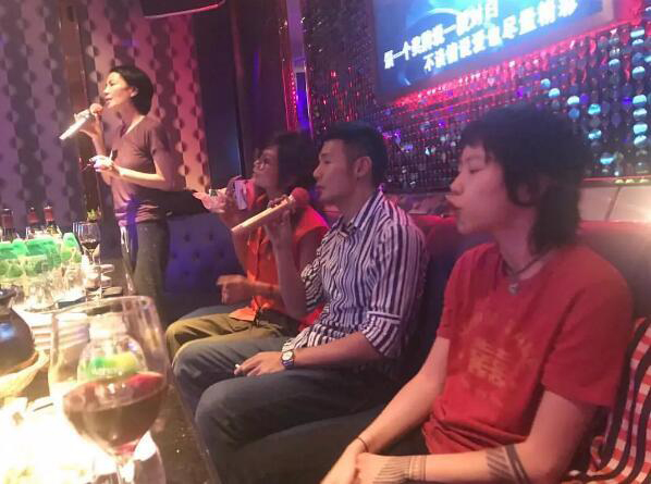 王菲与李荣浩一路唱K 窦靖童在旁边当小粉丝