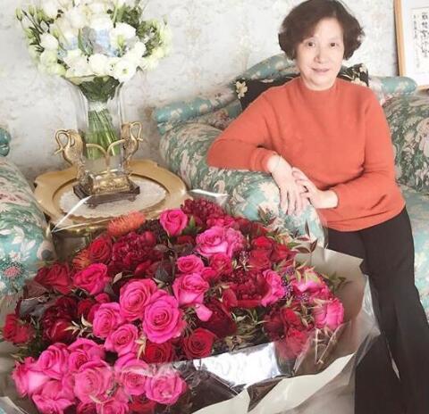 赵薇罕有晒妈妈美照为其庆生 送超大捧花有孝心