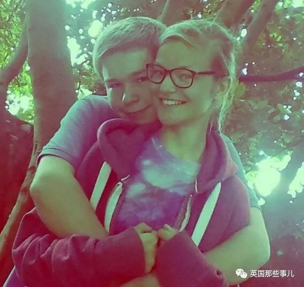 杀了妈妈和妹妹后 14岁小情侣恬静地啪啪啪