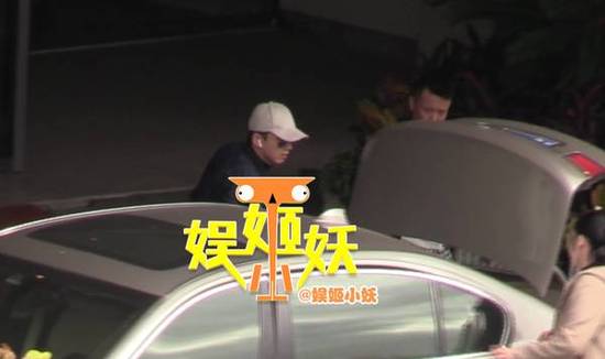 产期将至?谢娜外出吃饭孕肚惊人 张杰护妻超贴心