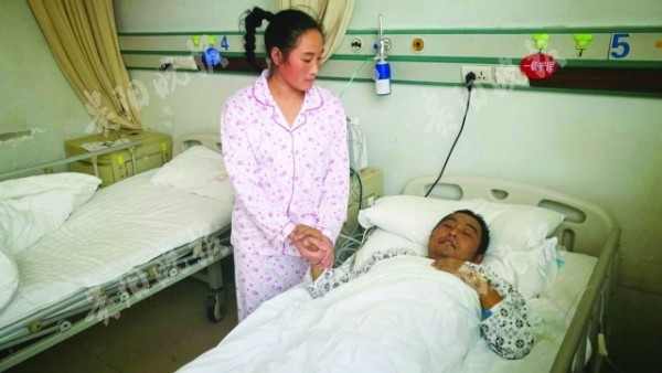 女子“割肝救夫”：孩子小父母老，我最合适捐