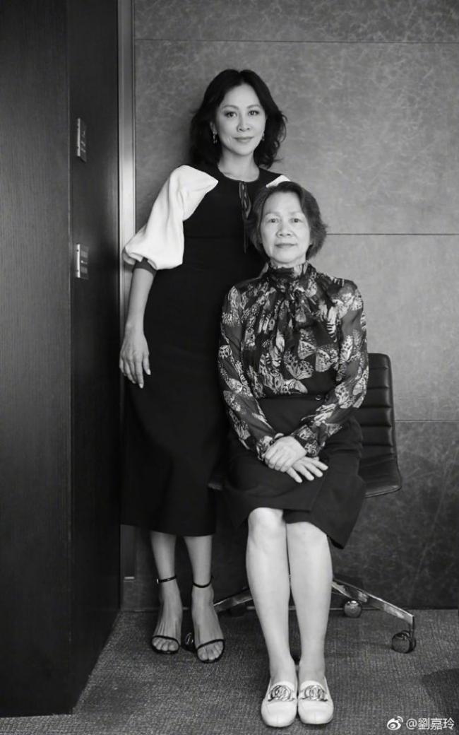 刘嘉玲和妈妈合照 网友大赞两代冻龄佳丽