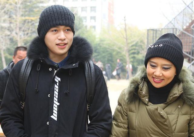 徐锦江儿子现身北电列入艺考 容貌更像妈妈