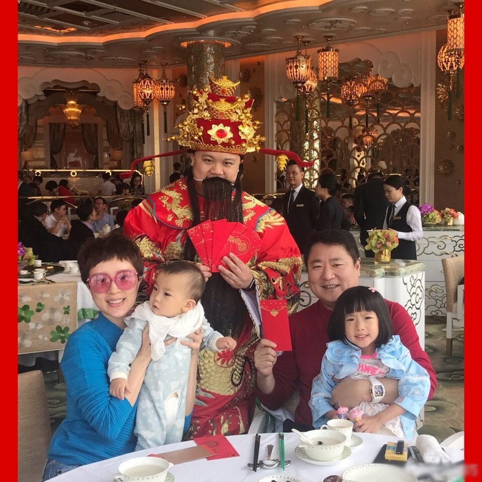 金巧巧晒温馨全家福 二胎儿子正面照初度曝光
