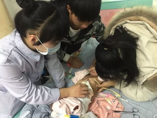 吃了碗玉米 1岁女婴的胃被撑破 肚子鼓成西瓜