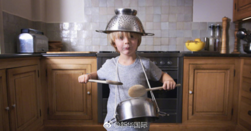熊孩子在家乱跑太吵 英国家庭被罚10.7万英镑
