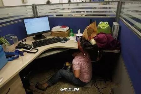 年青妈妈躲在办公桌下鬼头鬼脑做这事！