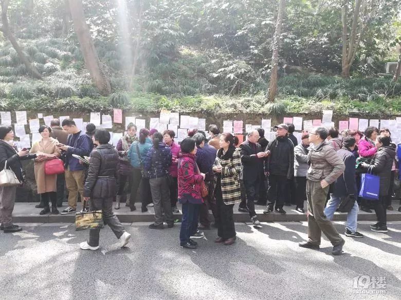 杭州家长挤爆相亲角:女儿博士却只敢说是硕士